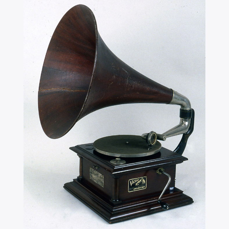 Il Grammofono di Emile Berliner Nel 1897 Berliner aprì il suo primo studio di registrazione con lo scopo di produrre dischi da immettere sul mercato.