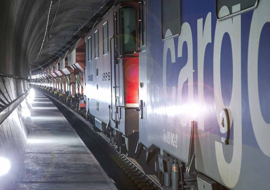 16 17 02_Prospettive Traffico nord-sud Con i suoi 57 chilometri di lunghezza, la galleria del San Gottardo è il tunnel ferroviario più lungo del mondo e rappresenta il cuore della Nuova Trasversale