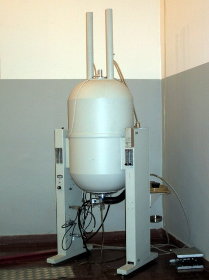 4. SPETTROMETRI NMR (Varian). Modello Mercury Plus, 400 MHz con magnete Oxford 9.4 Tesla, inverse e direct probe multinucleare, gradienti di campo.