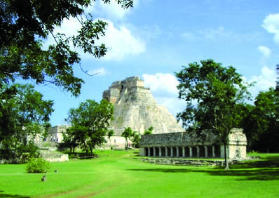 MONDO MAYA Merida Campeche Cancun Riviera Maya Yaxchilan Kohunlich Tikal Chetumal Belize Guatemala 1º Giorno: Lunedì /Cancun Partenza dall con volo di linea.