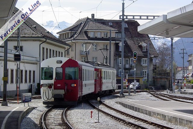 Morteau e Besançon. Nella foto, un autobus della linea G del TRN in arrivo a Cernier e diretto alla vicina stazione ferroviaria.