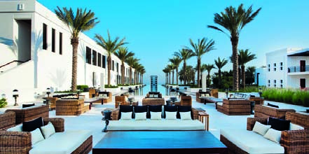 Al Bustan, a Ritz-Carlton Hotel Un albergo fra i più prestigiosi del mondo, dove tradizione locale e design temporaneo si fondono creando atmosfere da fiaba, fra morbide spiagge di sabbia,