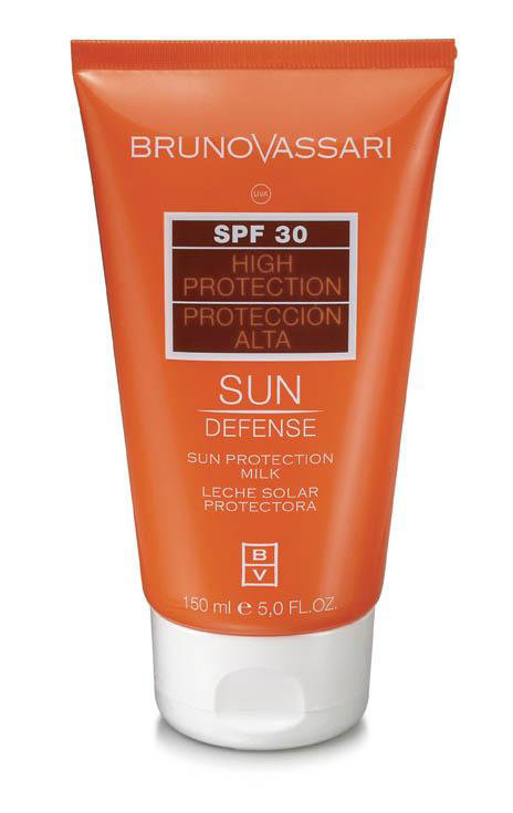 SUN PROTECTION MILK SPF 30 Latte solare idratante SPF 30 REF: A4068 Fluido solare leggero che garantisce un'elevata protezione.