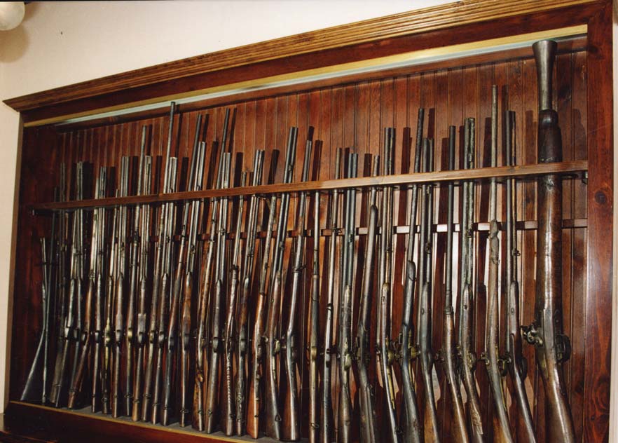 Collezione di fucili del XIX-XX secolo (Non funzionanti). Questa selezione di fucili fanno parte di una collezione che ci è stata proposta per la vendita.