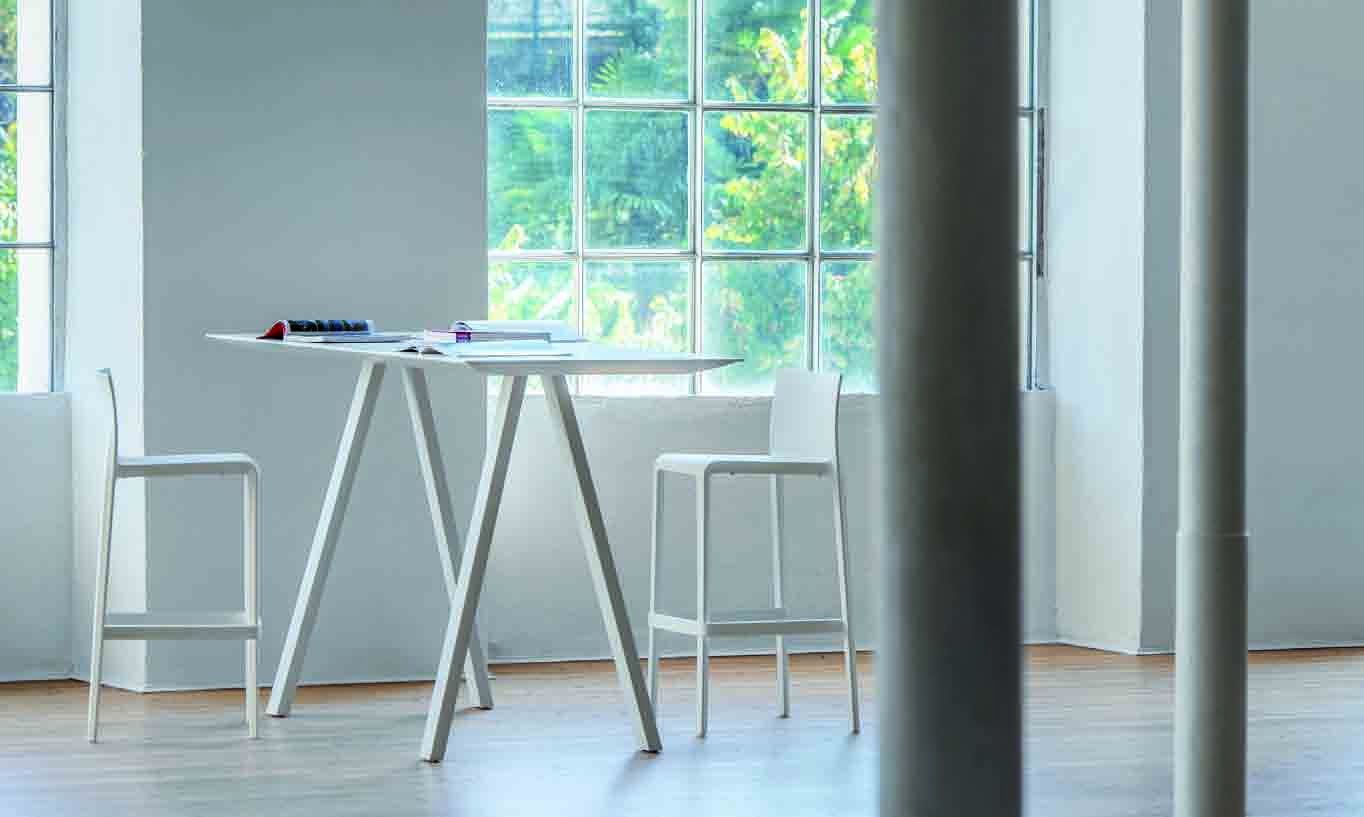 Arki-Table Design Pedrali R&D Arki-Table nella versione alta è una soluzione versatile adatta ai diversi ambienti dell ufficio.