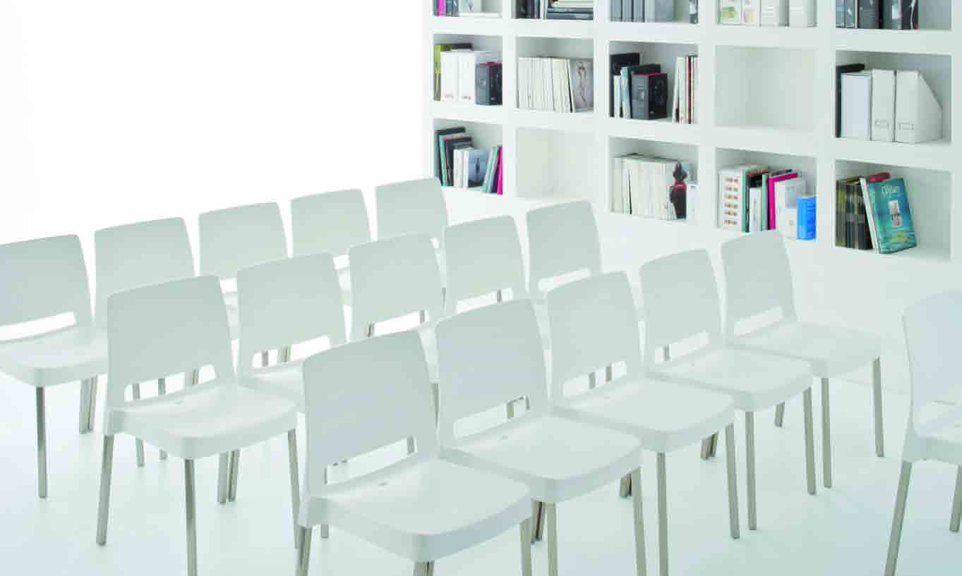 Joi Design Claudio Dondoli and Marco Pocci Joi è una sedia impilabile con seduta e schienale monoscocca in polipropilene.