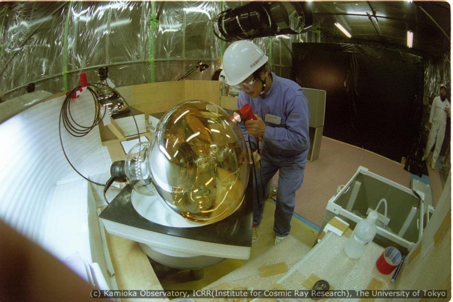 Uno dei 10.000 occhi elettronici (fototubi) di SuperKamiokande durante l ispezione prima del montaggio Se vuoi vedere dal vivo la formazione dei coni di luce in Super-Kamiokande clicca qui.