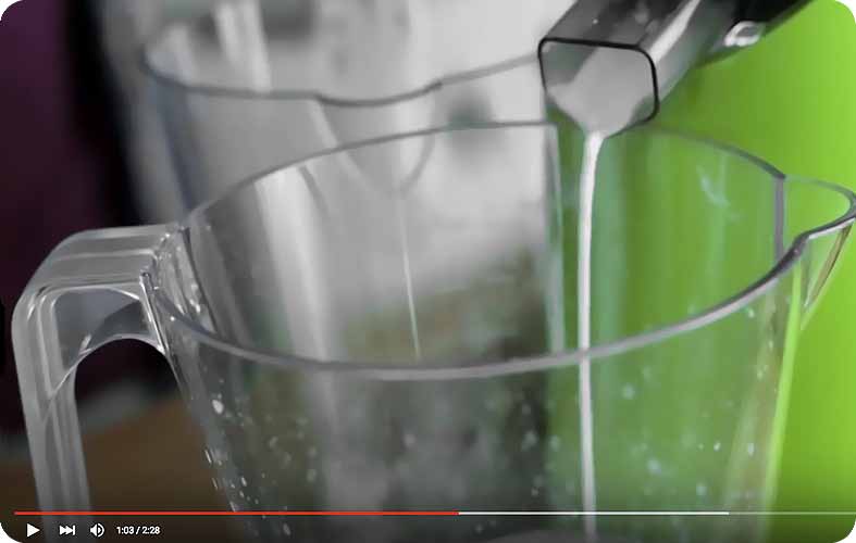 [ Materia Prima ] Latte Vegetale di Mandorle fatto in casa con Essenzia Green GUARDA IL VIDEO Il latte di Mandorla prodotto in casa con l utilizzo di un estrattore è ideale per una colazione e come