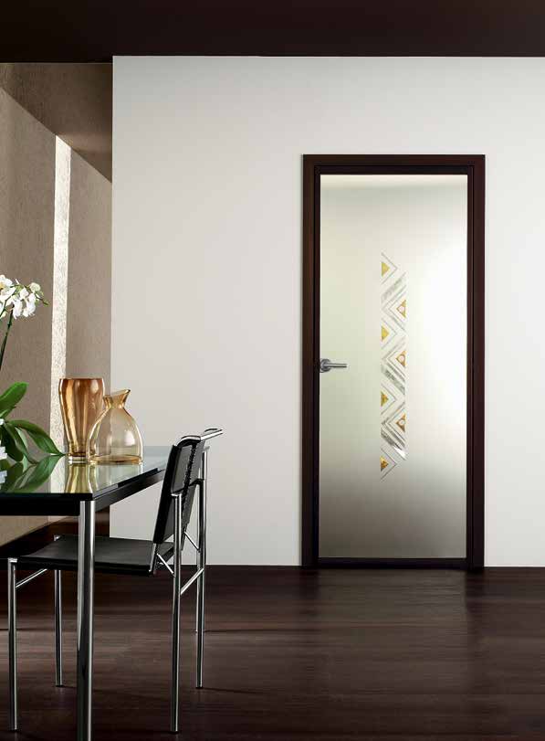 Unika 98 99 BATTENTE HINGED DOOR UNIKA_ ALLUMINIO / VETRO Il vetro decorato può essere montato in qualunque tipo di telaio, dall alluminio al legno, per