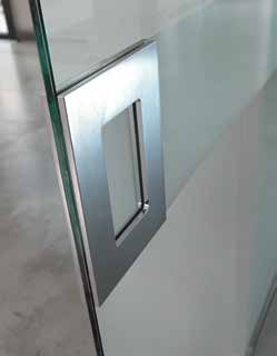 Light 116 117 SCORREVOLE SLIDING DOOR _LIGHT In questa composizione la porta Light è abbinata alla porta scorrevole Mitika_Piana, creando l effetto vedo-nonvedo: la trasparenza del cristallo con la