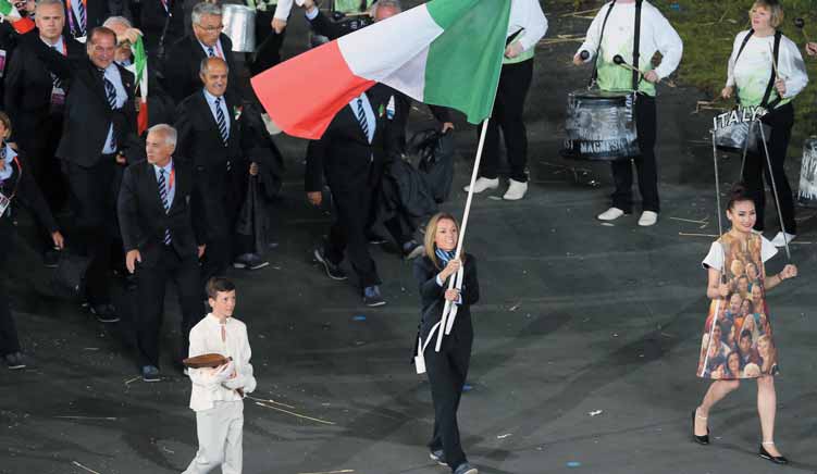 STESSO LUOGO di Giorgio Lo Giudice Londra. A sinistra: Cerimonia inaugurale dei Giochi Olimpici, sopra la sfilata della squadra italiana con portabandiera Valentina Vezzali.