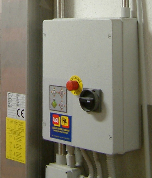 Impianto elettrico e principali parti meccaniche protette da kit cavi scaldanti antigelo, sistema tubolare per l immissione di aria calda tra i due manti.
