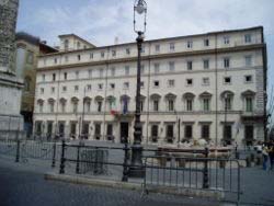 Palazzo Chigi è uno dei più importanti edifici di Roma, realizzato per papa Alessandro VII, erede della famiglia Chigi.
