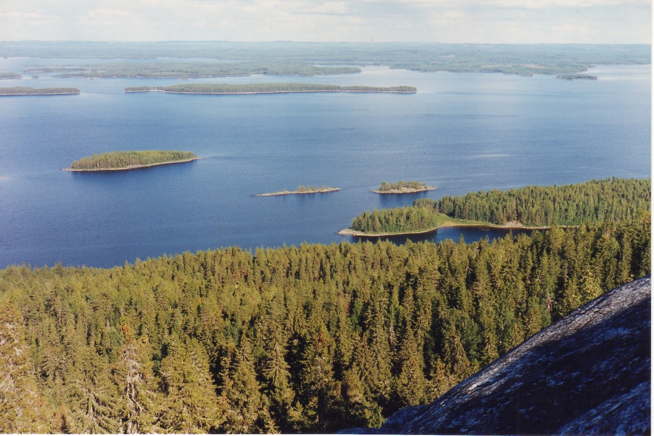 LE FERROVIE FINLANDESI IERI E OGGI Parte 1 di G. Molteni Aprile 2014 Foto 1 - Foreste, laghi e cielo a perdita d occhio: la vera essenza delle Finlandia - Koli - agosto 1999 La Finlandia.