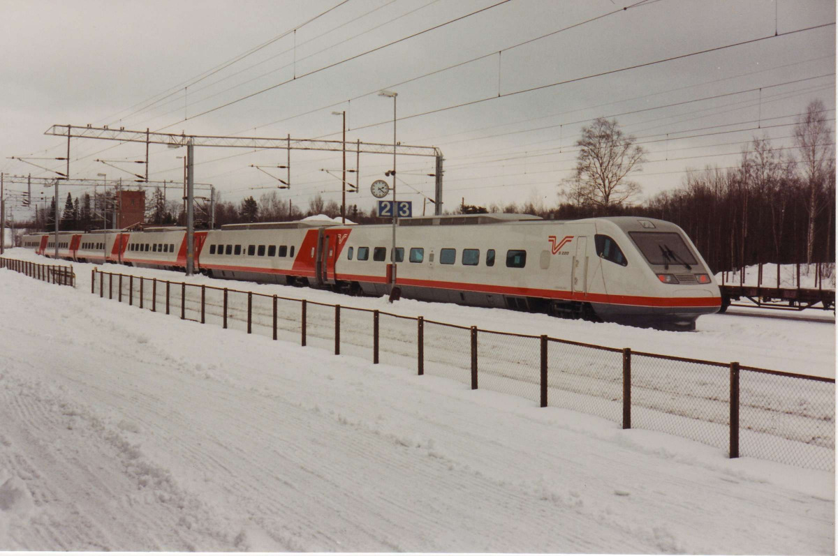 assolutamente identici come parte elettrica e meccanica ma con cassa in alluminio denominati Sm2, costruiti tra il 1975 ed il 1981, foto 13 con la livrea anni 90. Ogni complesso Sm1 è lungo 53.