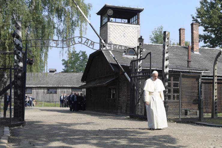 Il Papa ad Auschwitz e Birkenau, un silenzio che parla a voce alta Di grande intensità la visita del Santo Padre nei lager nazisti, dove ha reso omaggio alle vittime dell Olocausto e ha pregato nella