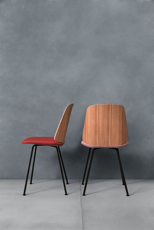 Tavolo / Table Santiago, design Frank Rettenbacher, 2015 Sedie. Gambe in acciaio verniciato, colore bianco o nero.