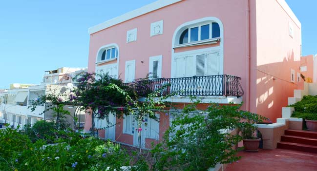 Case Vacanza Romina Lampedusa Posizione: appartamenti ubicati nei dintorni di Lampedusa Paese e a Cala Creta e Cala Croce.