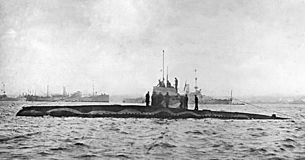 1917: gli Usa entrano in guerra I sommergibili tedeschi iniziarono ad affondare tutte le navi sospettate di portare rifornimenti e armi al nemico.
