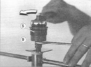 7) Spingete con forza verso il basso fino a scopri l attacco del registro dell estensione idraulica.