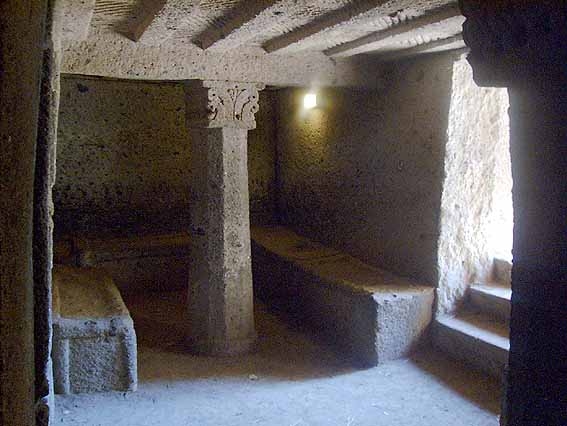 La quarta tomba il tumulo di MENGARELLI ha l'ingresso attraverso un lungo ed alto dromos che sbocca in una prima stanza con due camerette laterali.