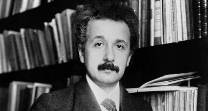 1915-2015: 100 anni di Relatività Generale Albert Einstein (1879-1955) a Berlino nel 1915 Novembre 1915: Einstein presenta