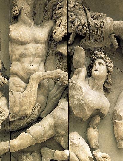 L altare di Pergamo Nella parete di fondo si svolge un fregio continuo delle storie di Tèlefo, il mitico figlio di Ercole Nello zoccolo vi sono complessi scultorei con gigantomachie con le figure di