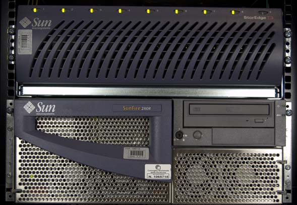 Due parole sul DNS 13 Gli indirizzi IPv6 sono contenuti nei record di tipo AAAA Se per un dominio esistono record AAAA e A, un host con indirizzo globale IPv6 cerca di preferenza di raggiungerlo