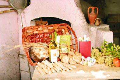 G e n n à r g i u Cesto in vimini Panettone mandorlato ricetta artigianale Biscotti sardi di Fonni Mostaccioli
