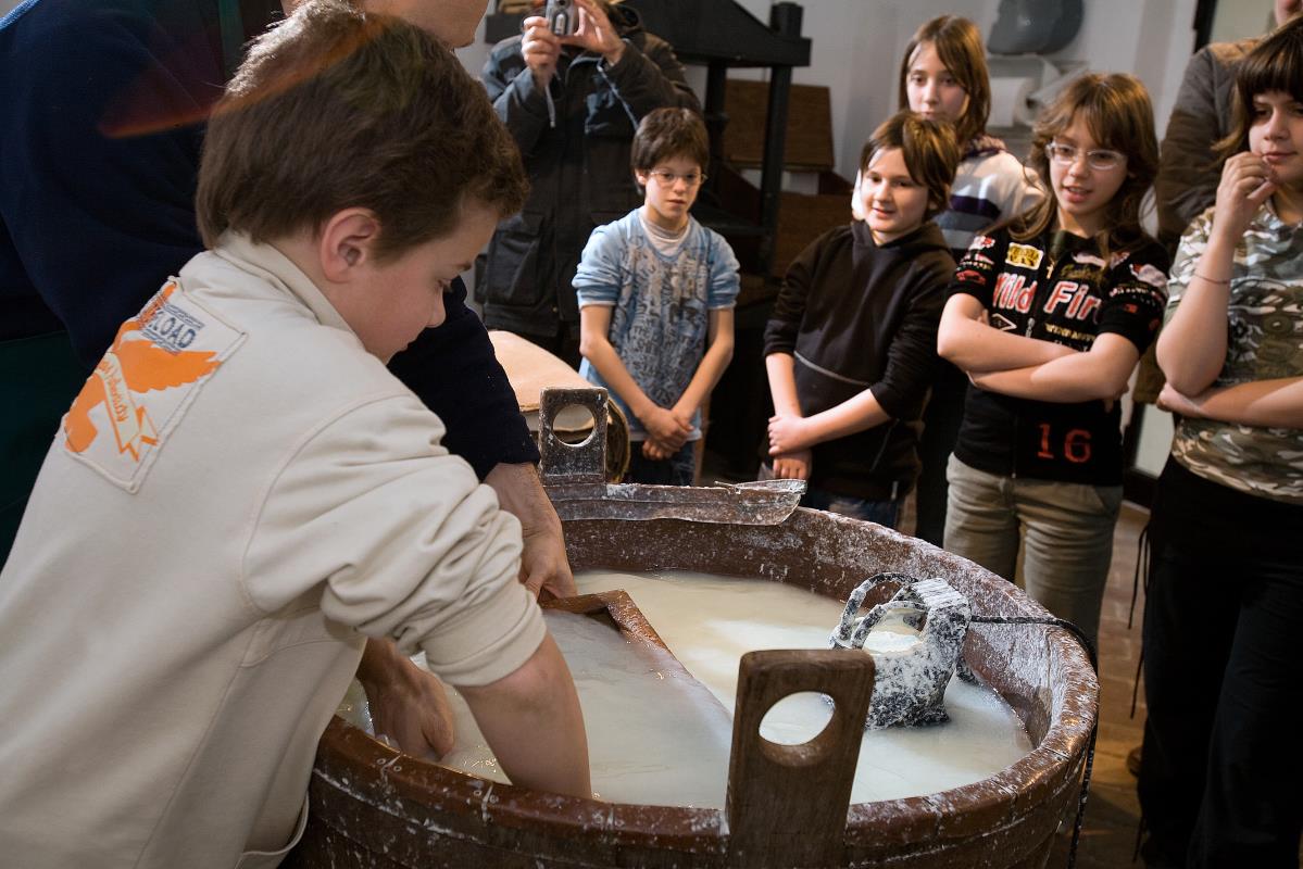 I bambini imparano al Museo della Carta e