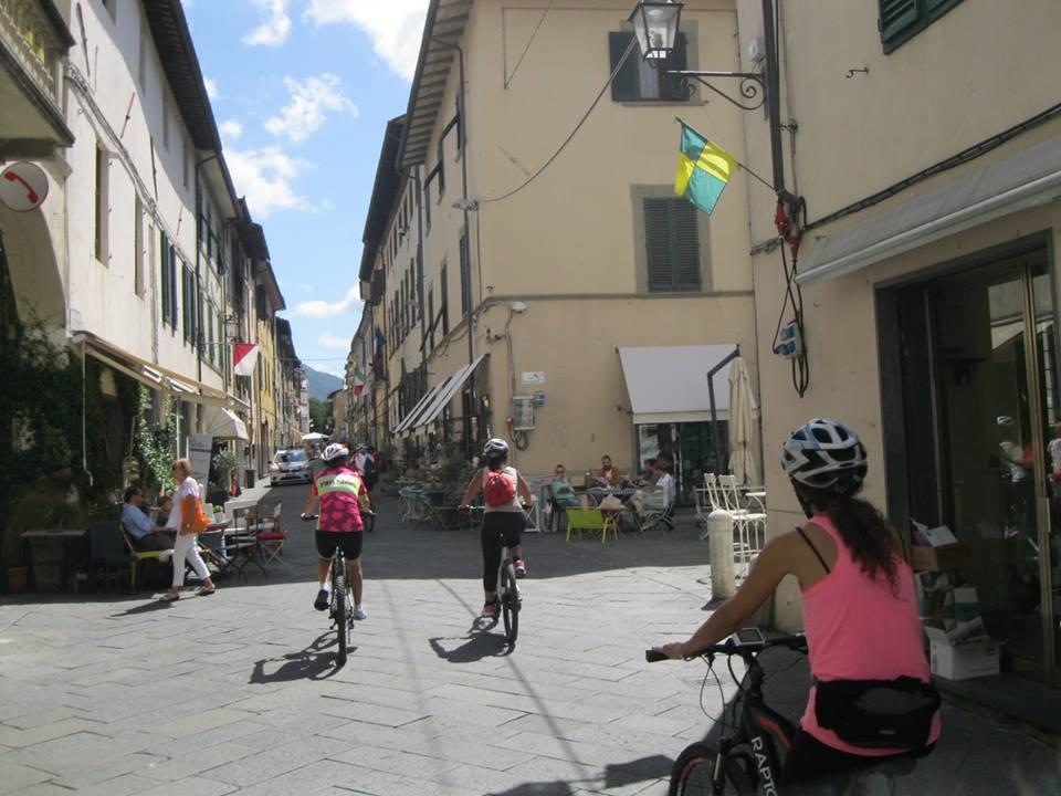 Durata: 4 ore Livello: Medio Distanza: 45 / 50 Km Dislivello: 400 mt Terreno: Asfalto 25% Sterrato 75 % www.intourversilia.com N.