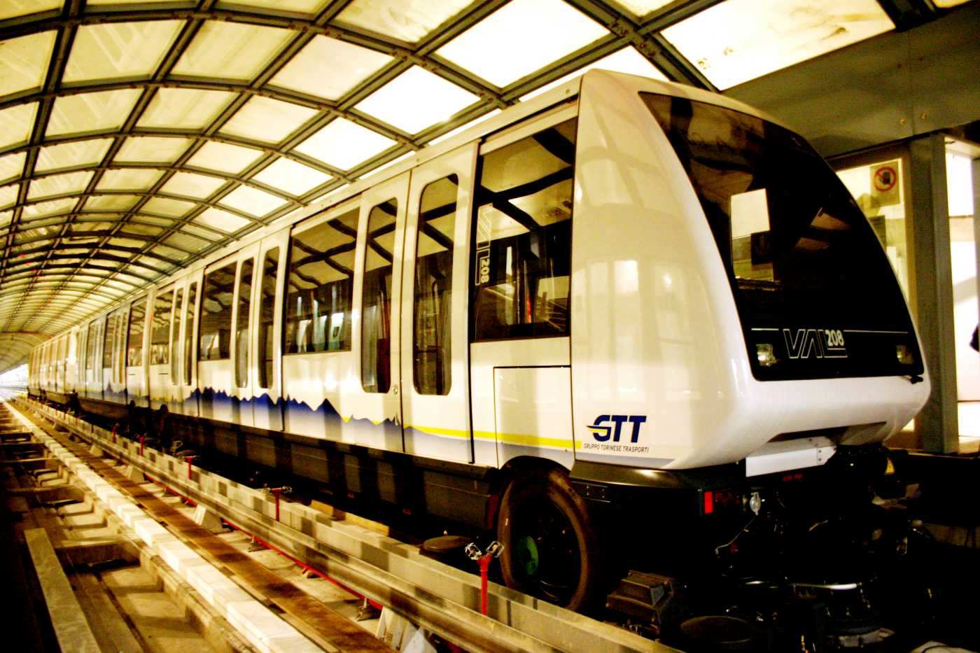 Il Sistema VAL Caratteristiche principali del treno (lunghezza 52 m, larghezza 2,08 m): Velocità massima: 80 km/h Da 280 a 440 passeggeri trasportati Sospensione pneumatica con smorzatori verticali e
