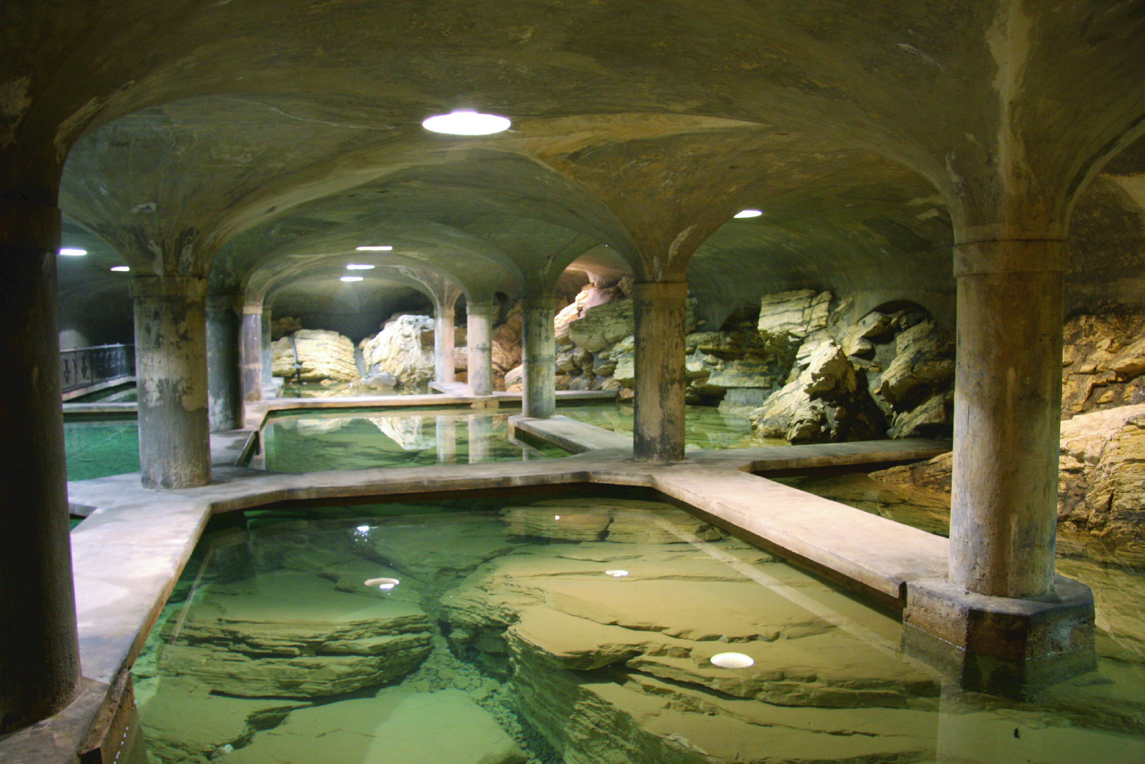 La fonte di Mompiano e le due fonti di Cogozzo (Villa Carcina) garantiscono mediamente il 15% del fabbisogno idrico della città di Brescia; il resto proviene dalle falde sotterranee attraverso 41