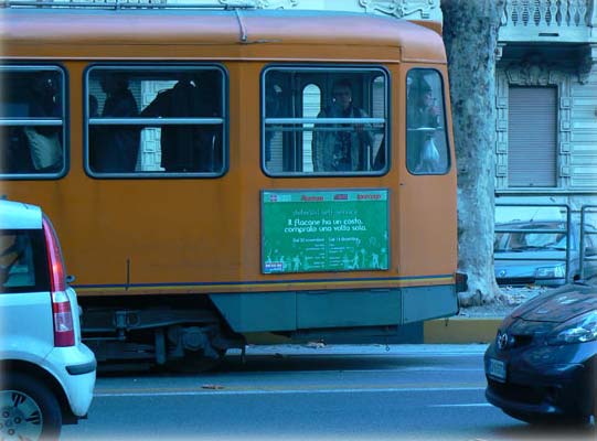 Diffusione sul territorio Grafica pubblicitaria sui mezzi di trasporto locale Passaggi radiofonici, su stampa e televisione: Servizio