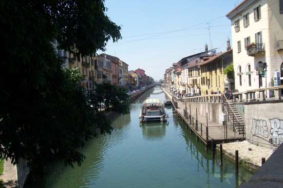 Naviglio Grande Il Naviglio Grande è un canale completamente artificiale derivato dal fiume Ticino, presso Torna Vento, una località nel Comune di Lonate Pozzolo