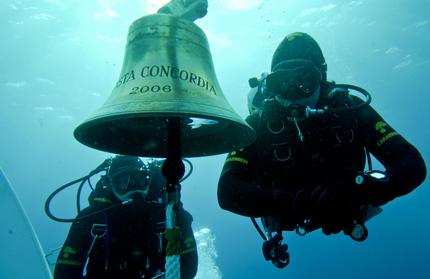 Pagina 3 di 5 Nave si muove, Palloni o pontoni, si studia recupero Costa: installati sensori per monitorare movimenti Carnival crolla in borsa, perde il 23% FOTO: Il salvataggio del commissario di