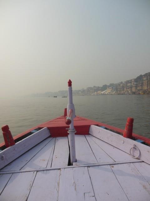 Varanasi, Gennaio 2014 Cari amici, non potevamo scattare una foto migliore per esprimere lo stato d animo di questo inizio anno: un timone che mette a punto, che aggiusta la direzione della sua barca.