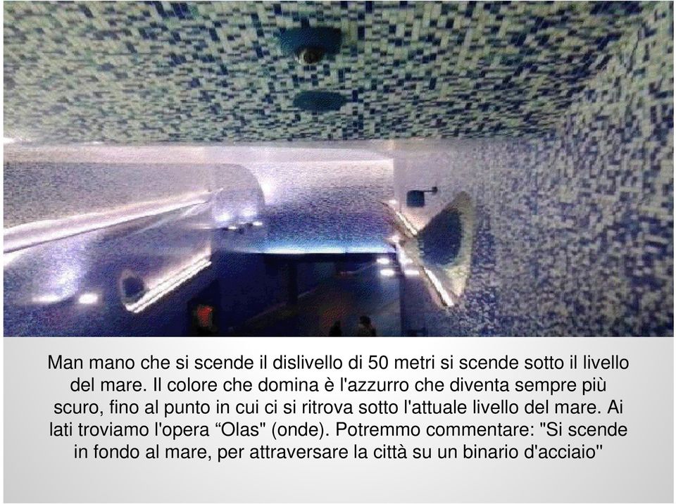 ritrova sotto l'attuale livello del mare. Ai lati troviamo l'opera Olas" (onde).