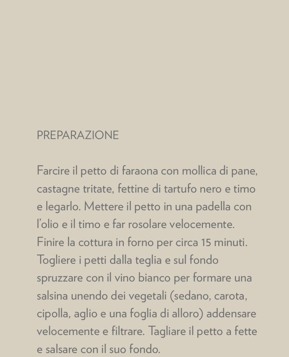 Togliere i petti dalla teglia e sul fondo spruzzare con il vino bianco per formare una salsina unendo dei vegetali (sedano,