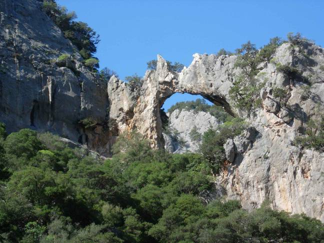 per 1 Km circa sino al parcheggio custodito e recintato dove c è anche un posto di ristoro. Siamo a Su Porteddu dove inizia il nostro cammino. Distanza totale da Cagliari circa 160 km.