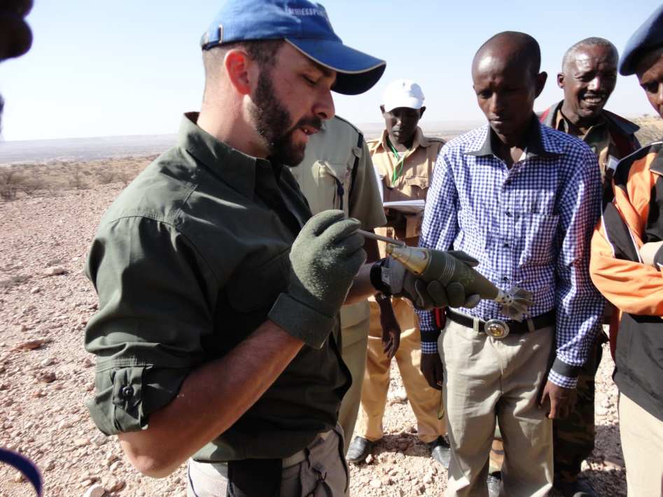 Esperti di esplosivi del Centro di competenza per l eliminazione di munizioni inesplose e lo sminamento intenti a formare specialisti locali in Somaliland.