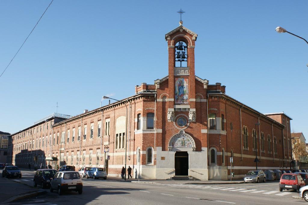 Abbiamo concluso la visita della zona Montebianco ed attraverso via Rondissone e poi, svoltando a sinistra, via Martorelli giungiamo a via Boccherini.