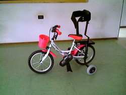 bicicletta 300024 descrizione: bicicletta con rotelle, staffe e spalliera misure: per bambini dai 5 agli 8 anni