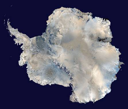 Le misure in Antartide La calotta glaciale, che ricopre l'antartide nella sua quasi totalità (280 000 km² senza ghiaccio, 13 720 000 km² di ghiaccio), supera a volte i 4500 m di spessore, e