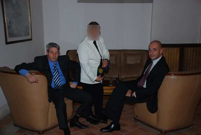 Carabiniere porge salatini agli ospiti Foto degli invitati alla cena del generale Favara.