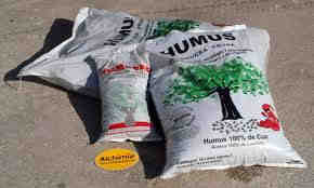 Caratteristiche dell'humus di lombrico: 1. Contiene sostanze (acidi umici e fulvici) che, per la loro struttura granulare e vischiosa, migliorano le condizioni del suolo. 2.