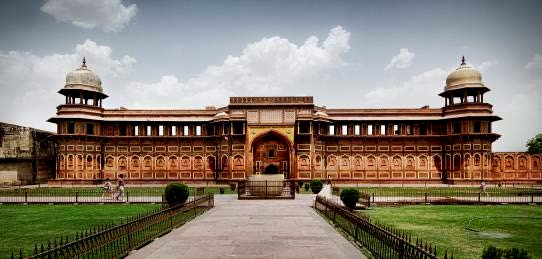 JAIPUR - AGRA Prima colazione a buffet e partenza verso Agra con sosta a Fatehpur Sikri, la città abbandonata in arenaria rossa, costruita dal grande imperatore Moghul, Akbar come sua capitale nel 16