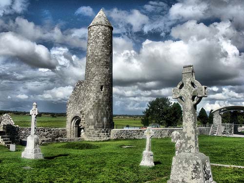 7 Giorno - L isola dei santi e dei sapienti Partenza per Clonmacnoise, un sito monastico del VI secolo, fondato da San Ciaran sulle rive del fiume Shannon; esso è considerato uno dei più celebri