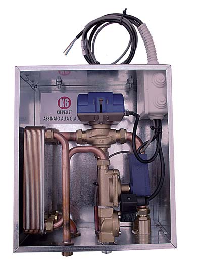 K6 KIT PELLET IDO ABBINATO ALLA CALDAIA Consente la gestione del riscaldamento - Effettua la produzione di acqua calda sanitaria istantanea.
