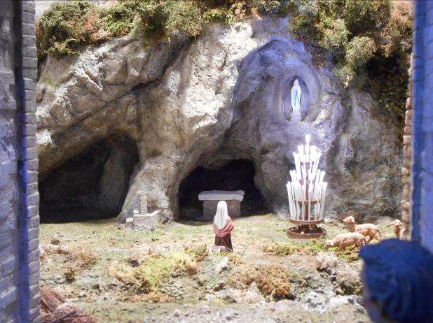 Un esempio di realizzazione di una grotta, in particolare quella di Lourdes, La struttura è in polistirolo e la lavorazione in gesso, non necessariamente preparato con la